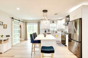 Fridge, microwave, oven, stovetop - Charming woodsy in Westlake area (Westlake)