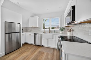 冷蔵庫、電子レンジ、オーブン、コンロ