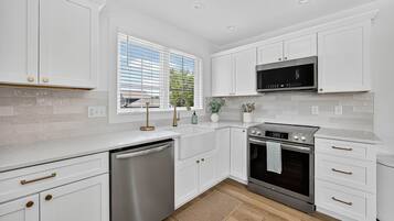 Refrigerador, microondas, horno y parrilla de estufa