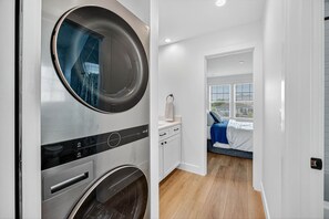 1 室のベッドルーム、デスク、アイロン / アイロン台、WiFi (無料)