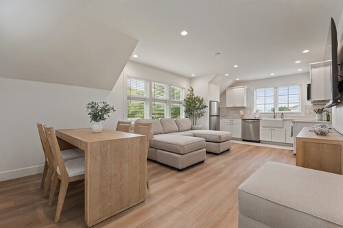 New Build- Carriage House.. 1 bedroom, den, kitchen. Half mile to ND. Sleeps 4/5