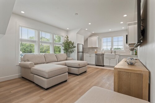 New Build- Carriage House.. 1 bedroom, den, kitchen. Half mile to ND. Sleeps 4/5