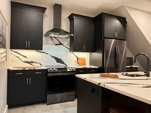 Een koelkast, een microgolfoven, een oven, een kookplaat