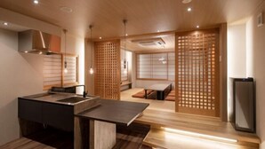 Una cocina moderna con una isla central, puertas correderas de madera y un refrigerador empotrado.