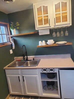 Fridge, microwave, oven, stovetop - Cozy 1-Bedroom Townhouse Downtown Colorado Springs (Colorado Springs)