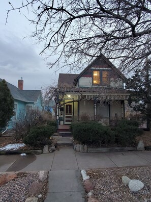 Exterior - Cozy 1-Bedroom Townhouse Downtown Colorado Springs (Colorado Springs)