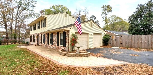 Exterior - 28+ day stays. Pet & family-friendly. Flexible terms (Fredericksburg)