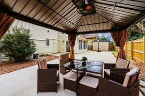 Outdoor dining - 28+ day stays. Pet & family-friendly. Flexible terms (Fredericksburg)