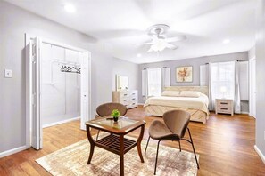 4 bedrooms, iron/ironing board, travel crib, WiFi - 28+ day stays. Pet & family-friendly. Flexible terms (Fredericksburg)