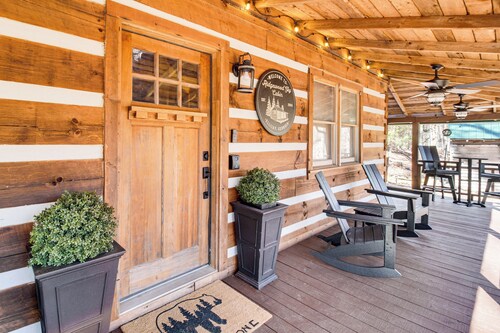 3 Mi to Dtwn Ellijay: Tree-Lined Cabin w/ Deck!