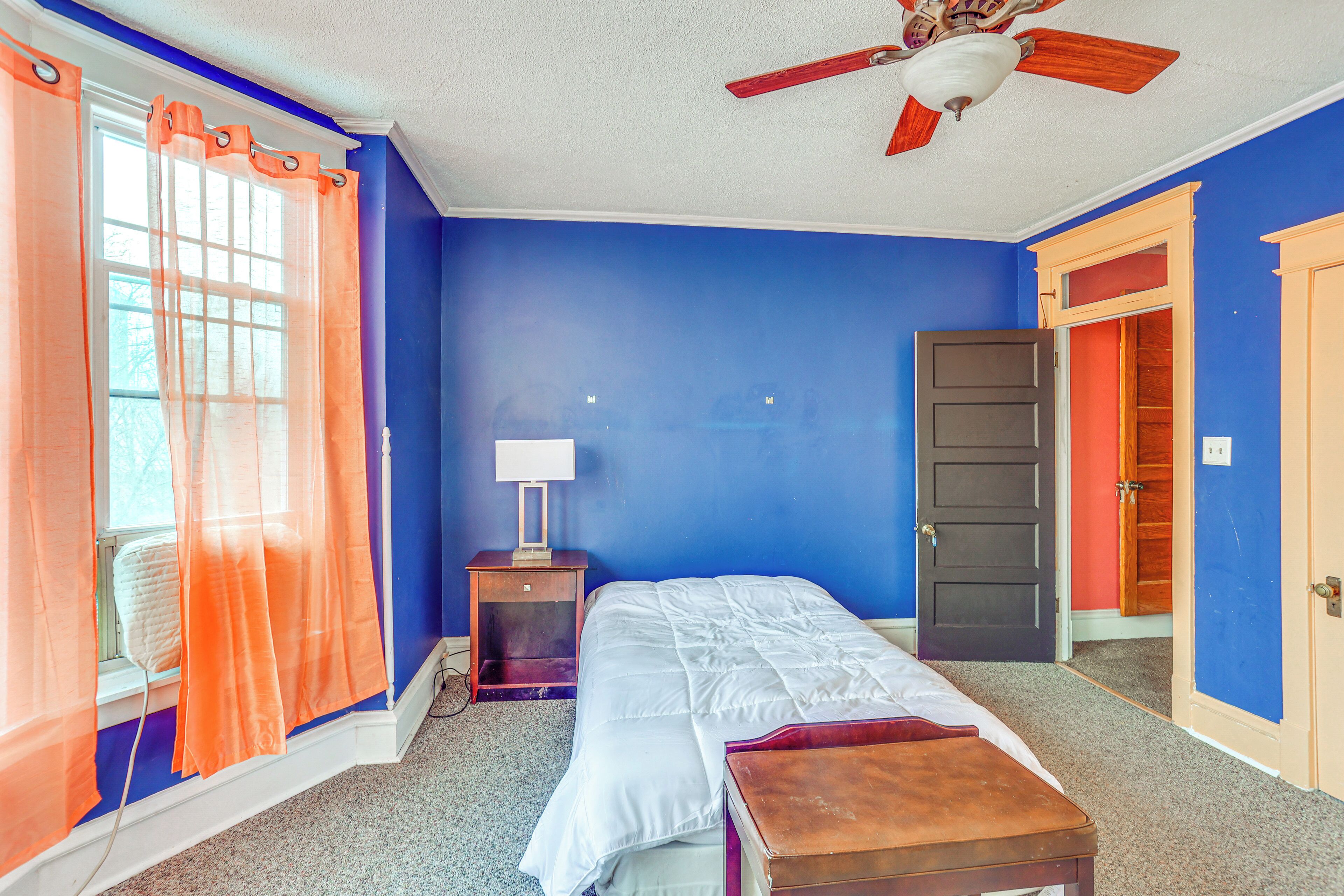 5 bedrooms, desk, WiFi, bed sheets