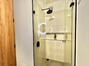 Dusj, hårføner, håndklær og såpe