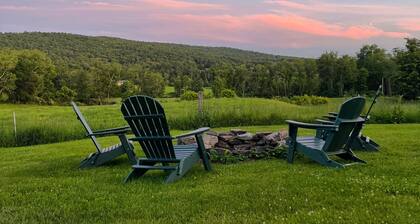 Large Farmhouse with expansive views, firepit 15 min north of Keene