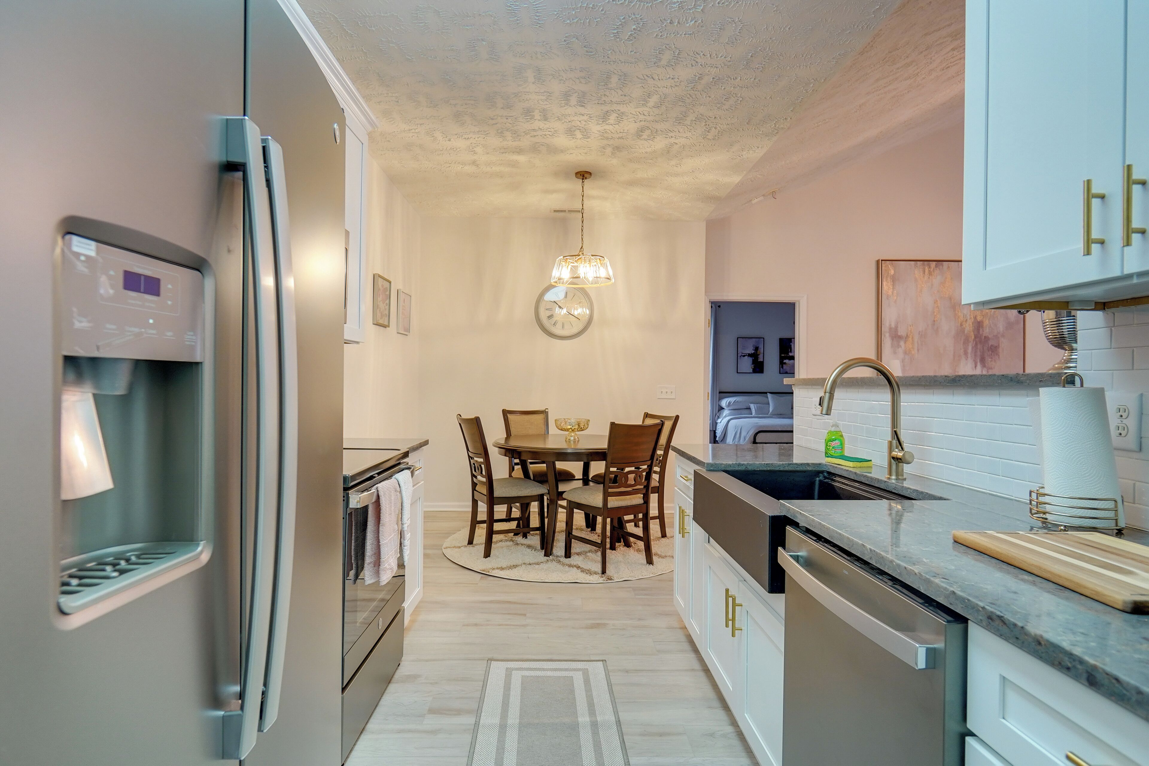 Réfrigérateur, four à micro-ondes, un four, surface de cuisson