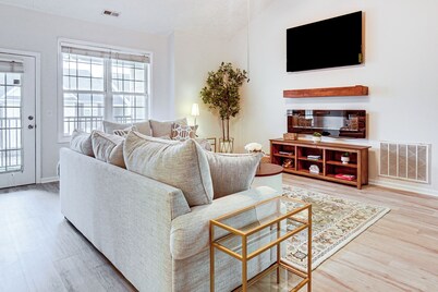 9 Mi to Dtwn Fayetteville: Condo w/ Pool Access!