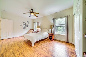 3 bedrooms, desk, iron/ironing board, Internet