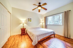 Skrivebord, strykejern/-brett, internettilgang og sengetøy