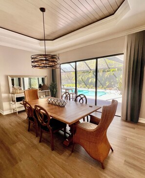 Dining - Estate Bungalow With TPC golf course. Luxury, in and out. (Naples)