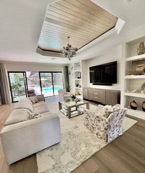 Smart TV, books - Estate Bungalow With TPC golf course. Luxury, in and out. (Naples)