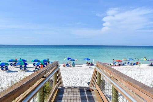 Great Condo DESTINation Paradise, Pool & Gym.