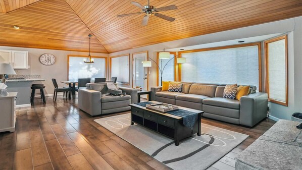 House, 3 Twin Beds (Lassen 20) | Living area - Lassen 20 (Bend)