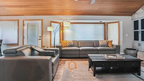 House, 3 Twin Beds (Lassen 20) | Living area - Lassen 20 (Bend)