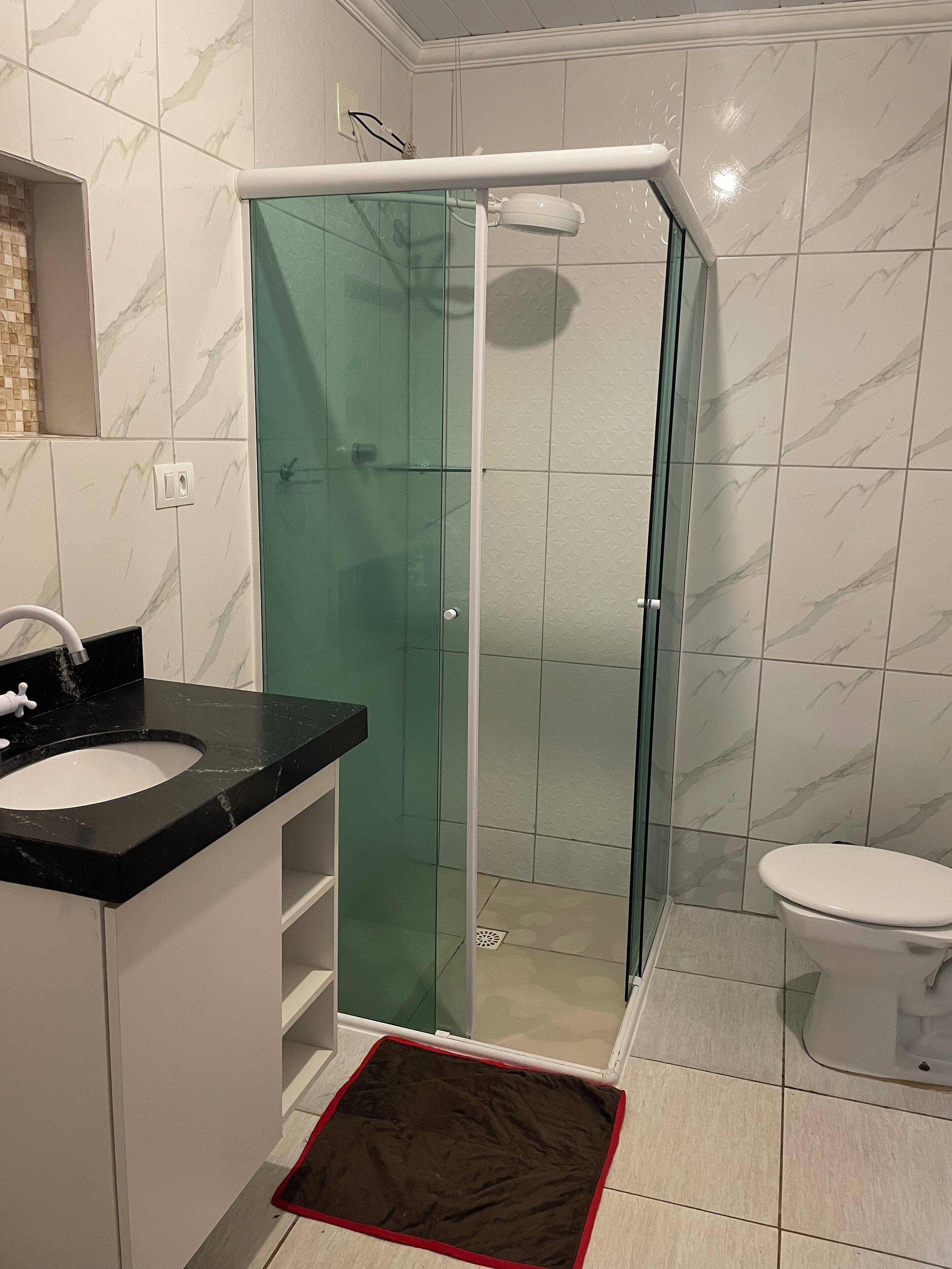 Dutxa, bidet, tovalloles i paper higiènic 