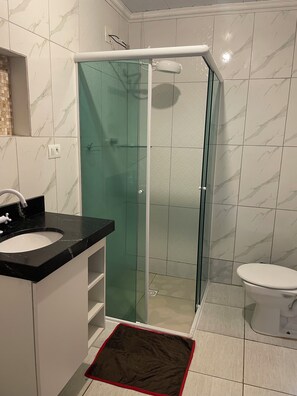 Shower, bidet, towels, toilet paper - Furnished Apartment for Seasonal Rental (Xaxim Curitiba)