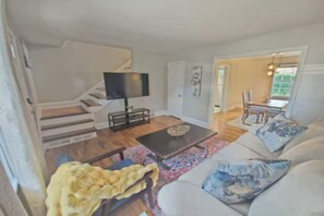 Living area - Townhouse with Table Tennis (Charlotte)