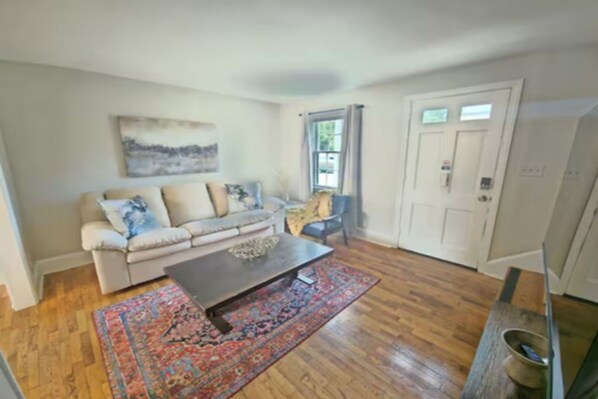 Living area - Townhouse with Table Tennis (Charlotte)