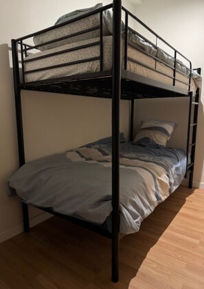 2 chambres, fer et planche Ă repasser, lit parapluie, draps fournis