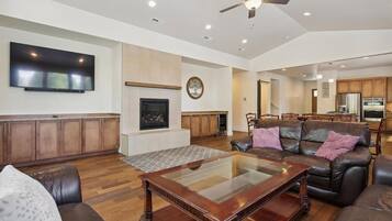 Nhà, nhiều giường (Downey Hideaway) | Khu phòng khách