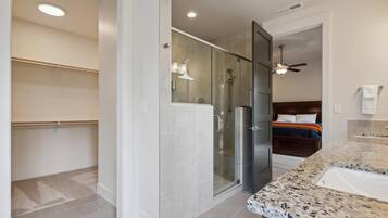 House, Multiple Beds (Downey Hideaway) | Bathroom