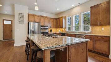 House, Multiple Beds (Downey Hideaway) | Private kitchen