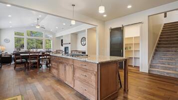 House, Multiple Beds (Downey Hideaway) | Interior