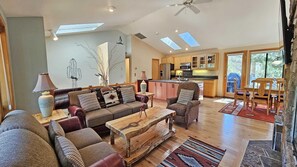 ハウス ベッド (複数台) (Oregon Loop 45) | リビング エリア