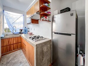 Kühlschrank, Mikrowelle, Herdplatte, Wasserkocher mit Kaffee-/Teezubehör