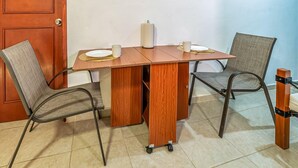 Una taula amb caires, una espelma i un plat.
