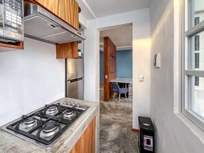 Een koelkast, een magnetron, een kookplaat