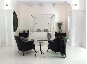 7 bedrooms, iron/ironing board, WiFi, bed sheets