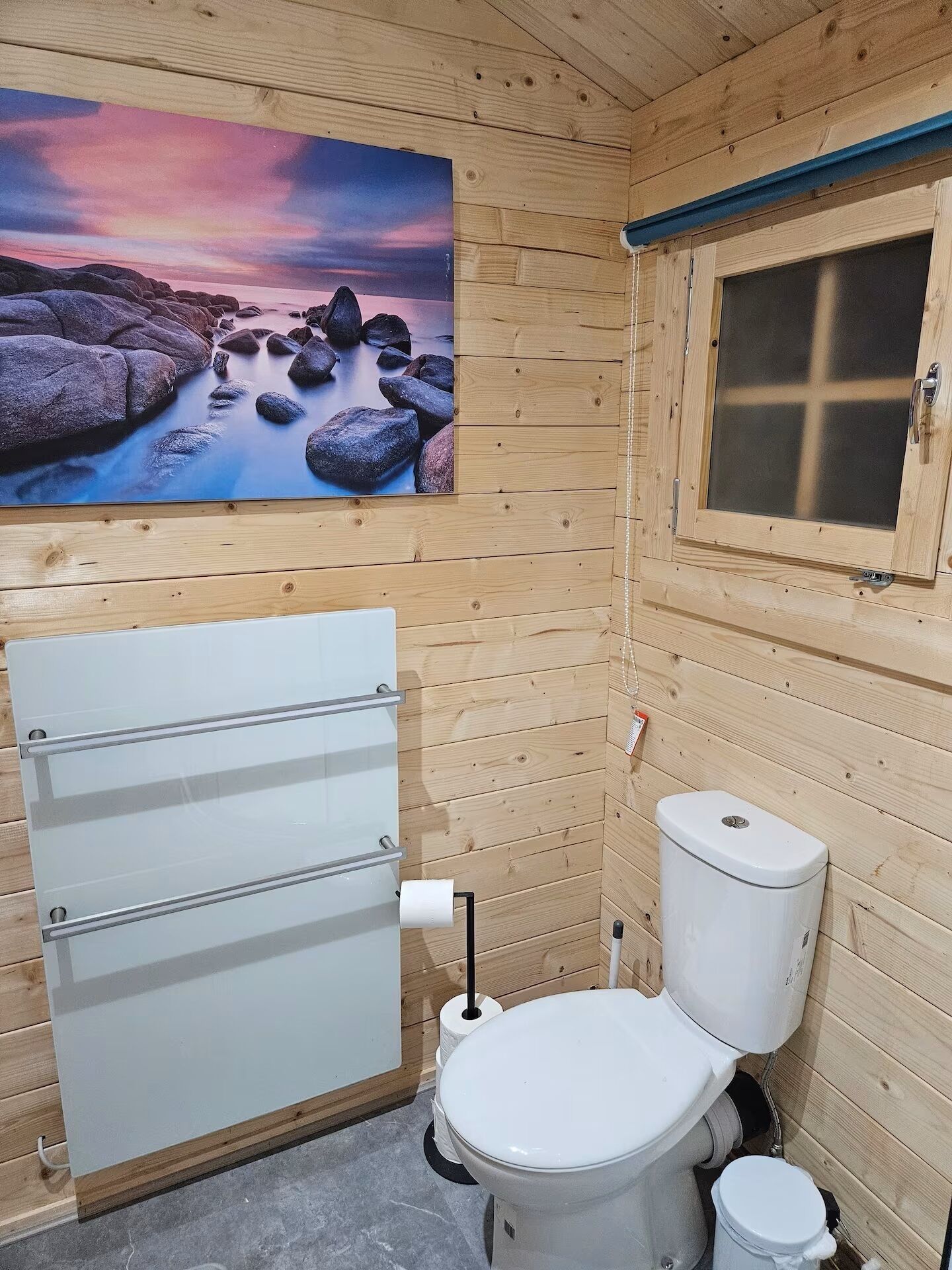 Douche, sèche-cheveux, serviettes fournies, savon