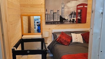 2 bedrooms, travel cot, WiFi, bed sheets