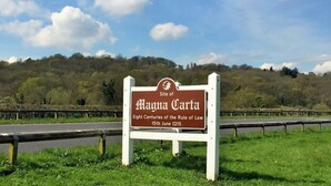 Un cartel con el texto 'Lugar de la Carta Magna' y 'Ocho Siglos del Imperio de la Ley 15 de junio de 1215'.