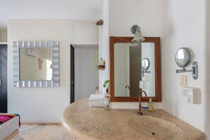 Haartrockner, Handtücher, Seife, Toilettenpapier