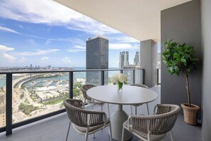 Outdoor dining - 2916 - 3 Bedroom in Downtown Miami with Gym and Pool in front of Kaseya Center (Miami)