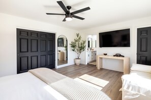 3 室のベッドルーム、セーフティボックス (室内)、アイロン / アイロン台、旅行用ベビーベッド