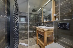 Dusche, Haartrockner, Handtücher