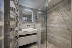 Suihku, hiustenkuivaaja, pyyhkeet