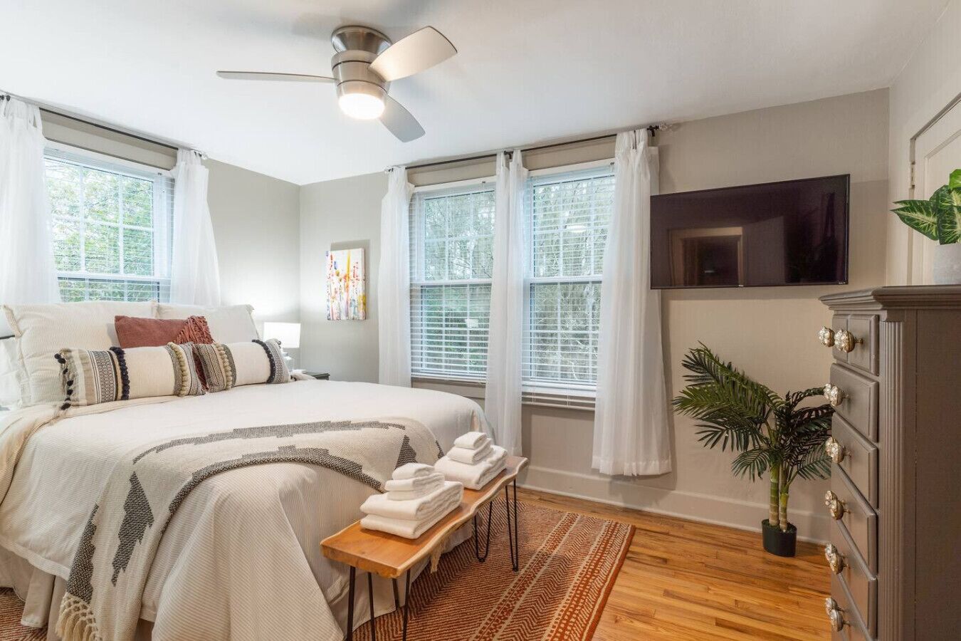 2 bedrooms, desk, iron/ironing board, WiFi