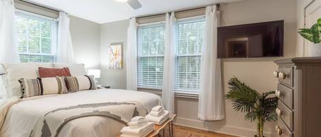 2 室のベッドルーム、デスク、アイロン / アイロン台、WiFi